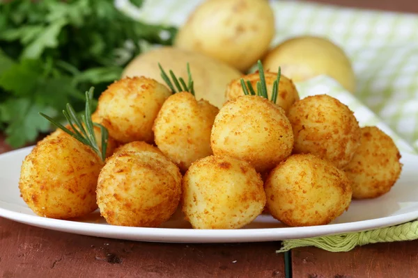 Gebakken aardappel ballen (kroketten) met rozemarijn — Stockfoto
