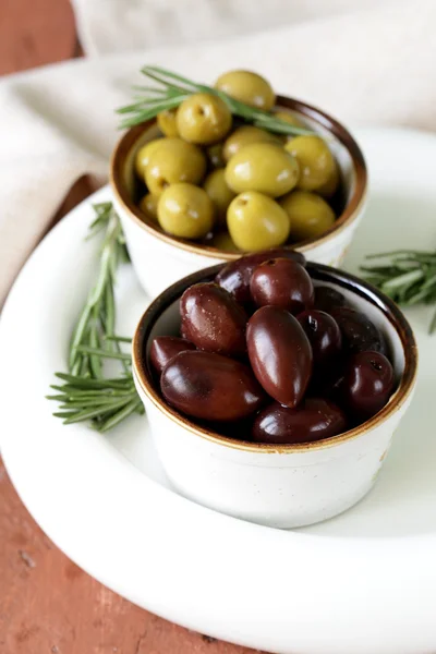 Marinated green and black olives (Kalamata) in a ceramic bowl — Stock Photo, Image