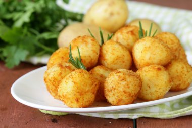 rosemary ile kızarmış patates topları (croquettes)
