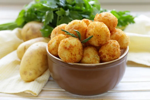 Gebratene Kartoffelbällchen (Kroketten) mit Rosmarin — Stockfoto