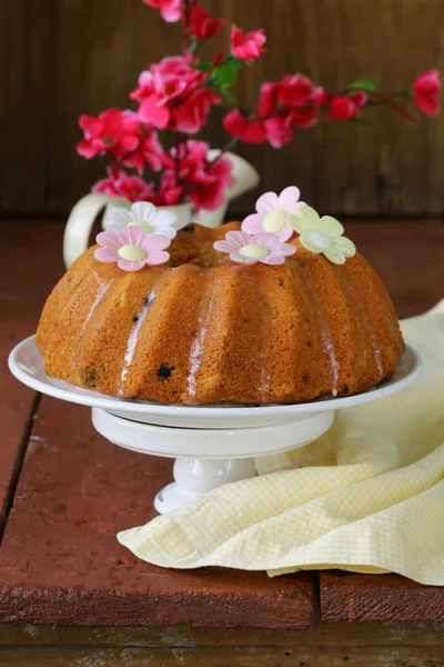 Великодній святковий фруктовий торт, прикрашений квітами — стокове фото