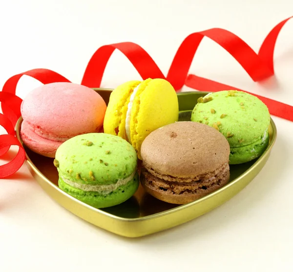 Different colorful macaroons (pistachio, raspberry, chocolate) — Stock Photo, Image