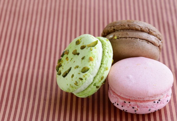 Different colorful macaroons (pistachio, raspberry, chocolate) — Stock Photo, Image