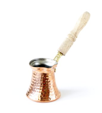 beyaz zemin üzerine bakır kahve makinesi