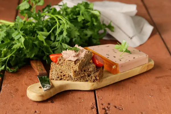 Gourmet liver pate with black rye bread rustic style — Stock Photo, Image