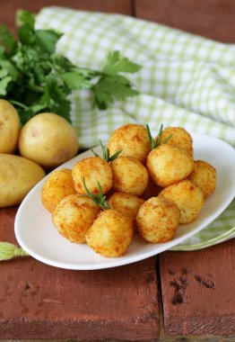 rosemary ile kızarmış patates topları (croquettes)