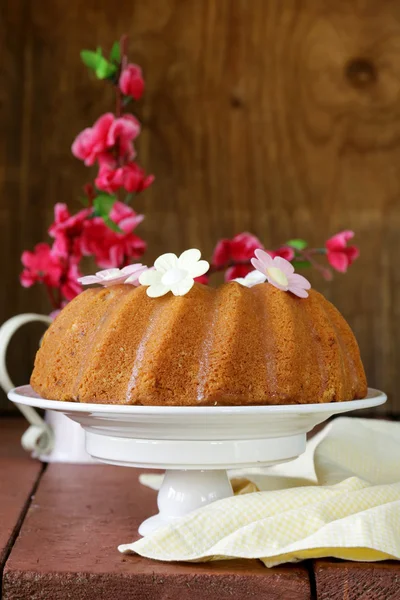 イースターの花で飾られたお祝いのフルーツ ケーキ — ストック写真