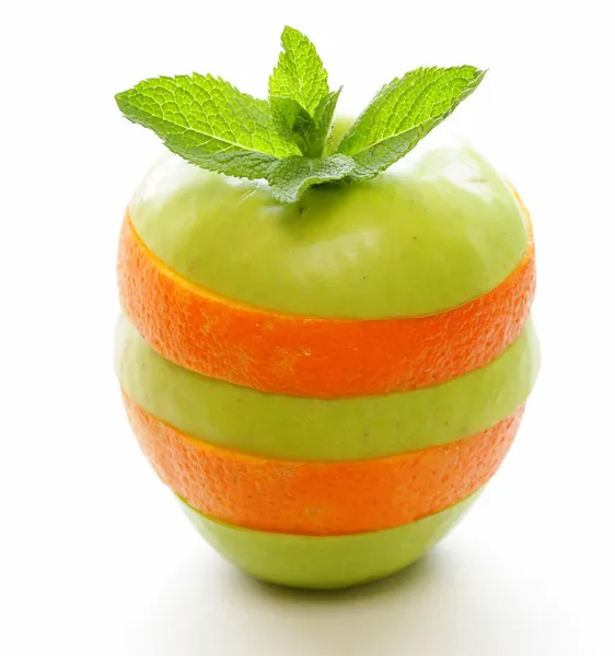 スライス緑のリンゴとオレンジ、白い背景に — ストック写真