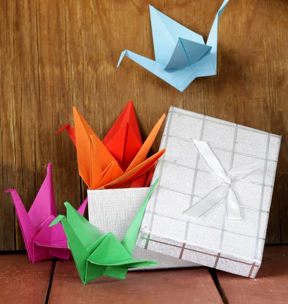 Origami de papel colorido pássaros Símbolo japonês — Fotografia de Stock