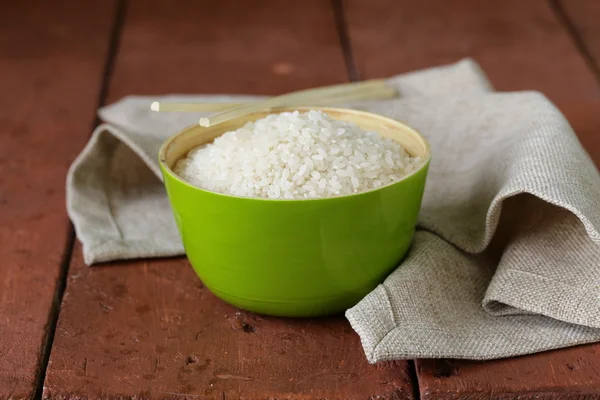 Неприготовленный белый рис в зеленой бамбуковой чаше — стоковое фото