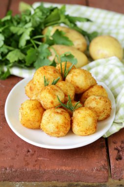 rosemary ile kızarmış patates topları (croquettes)