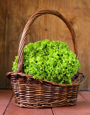 ahşap arka plan üzerinde büyük taze organik yeşil salata