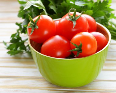 ahşap bir masa üzerinde taze olgun organik domates