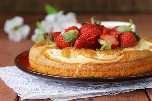 Torta alla vaniglia con fragole fresche - pasticcini estivi — Foto Stock