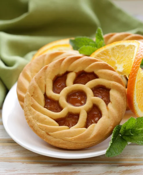 Mini tatlı tart ile portakal ahşap tablo — Stok fotoğraf