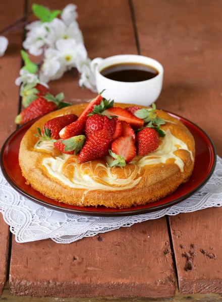 Torta alla vaniglia con fragole fresche - pasticcini estivi — Foto Stock