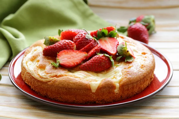 Vanillekuchen mit frischen Erdbeeren - Sommergebäck — Stockfoto