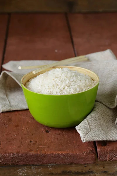 Ongekookte witte rijst in een kom groene bamboe — Stockfoto