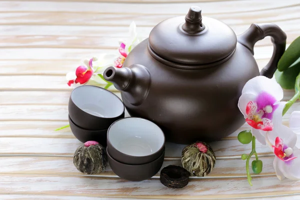 Набор для традиционного чая (чайник, чашки и различные зерновые чай ) — стоковое фото