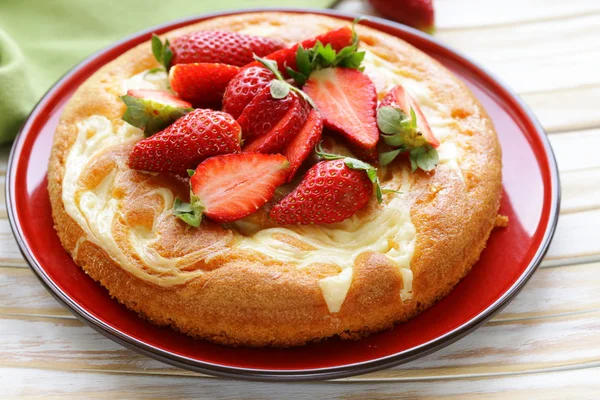 바닐라 케이크 신선한 딸기-여름 파이 — 스톡 사진