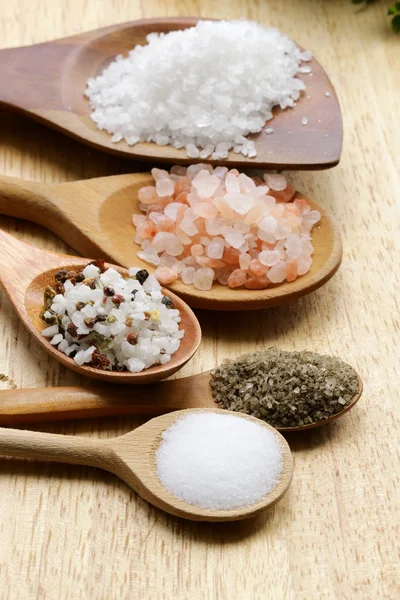Verschiedene Arten von Salz (rosa, Meer, schwarz und mit Gewürzen) — Stockfoto