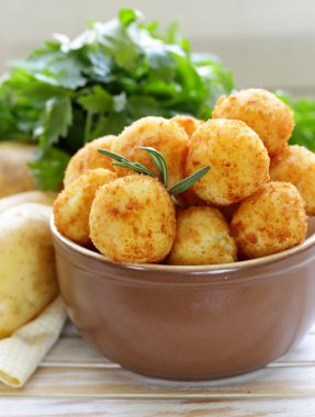 rosemary ile kızarmış patates topları (croquettes)