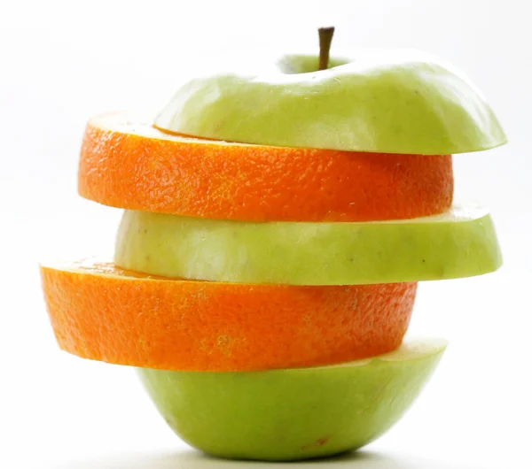 Rebanadas de manzana verde y naranja sobre fondo blanco —  Fotos de Stock