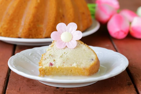 Påsk festliga fruktkaka dekorerad med blommor — Stockfoto