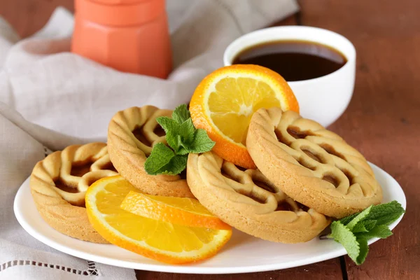 Mini-Desserttorten mit Orange auf Holztisch — Stockfoto