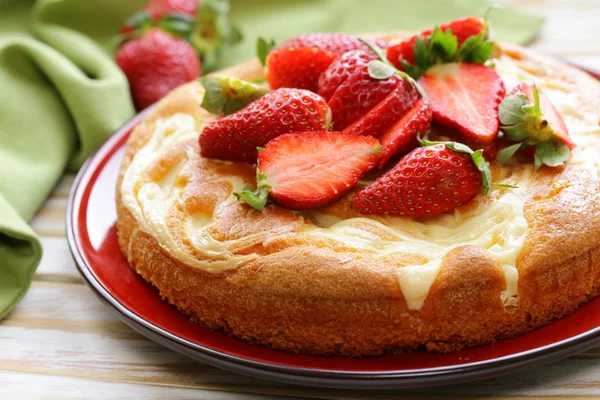 Torta alla vaniglia con fragole fresche - pasticcini estivi — Foto Stock