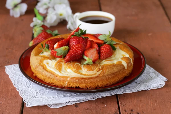 Torta alla vaniglia con fragole fresche - pasticcini estivi — Foto Stock