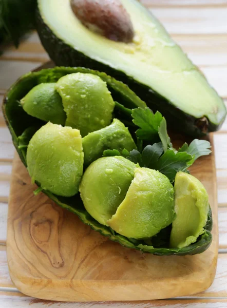 Salat mit frischer Avocado auf einem Holzbrett — Stockfoto