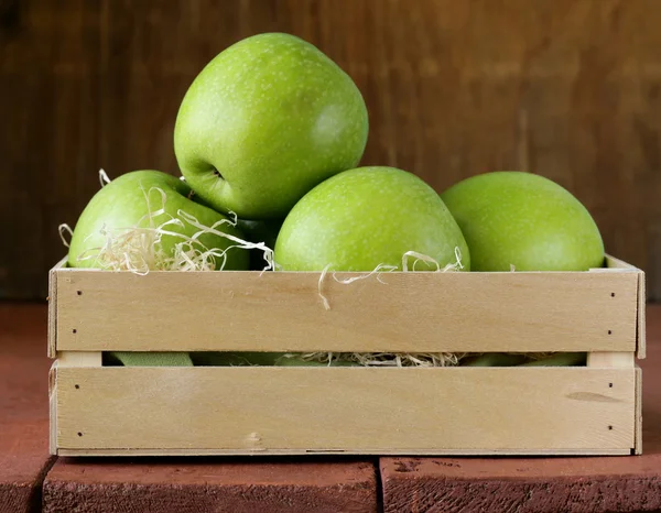 Granny smith gröna äpplen i en trälåda — Stockfoto