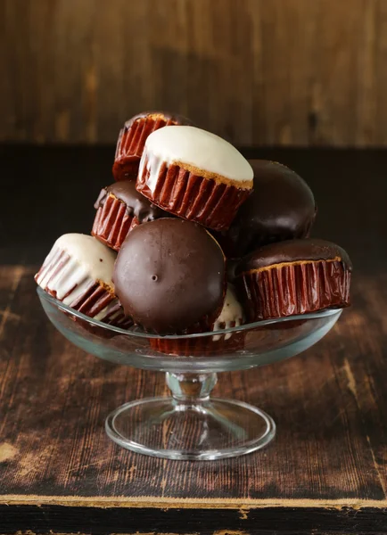 Zoete cupcakes met chocolade suikerglazuur wit en zwart — Stockfoto