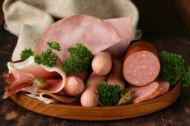 çeşitli sosis ve ahşap plaka üzerinde Füme pastırma