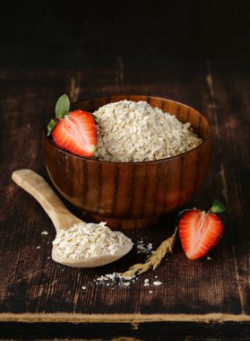 çilek ahşap bir tabloda, sağlıklı bir diyet ile organik yulaf gevreği