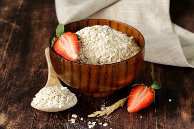 çilek ahşap bir tabloda, sağlıklı bir diyet ile organik yulaf gevreği