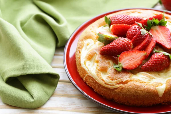 Torta alla vaniglia con fragole fresche - pasticcini estivi — Foto Stock