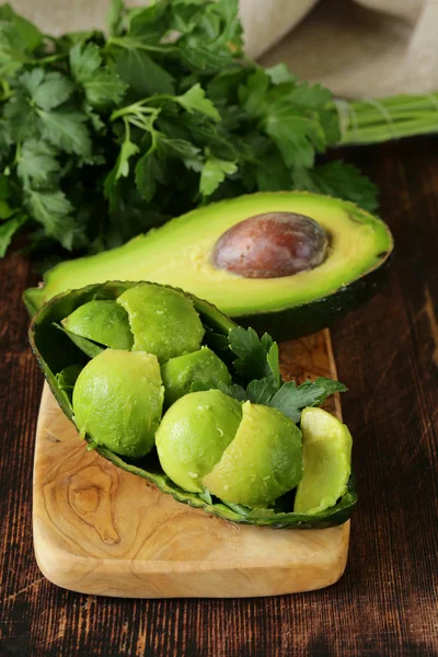 Ensalada de aguacate fresco en una tabla de madera — Foto de Stock