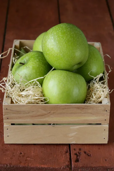 Бабуся Сміт зеленого яблука в дерев'яний ящик — стокове фото