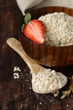 çilek ahşap bir tabloda, sağlıklı bir diyet ile organik yulaf gevreği