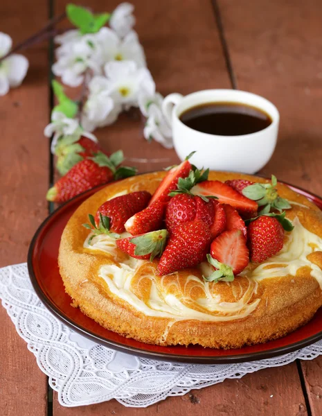 Ванильный торт со свежей клубникой - летняя выпечка — стоковое фото