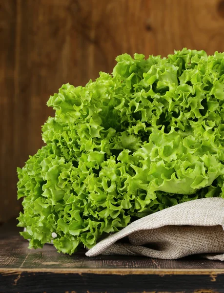 Великий свіжий органічний зелений салат на дерев'яному фоні — стокове фото