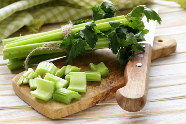 Нарезанный зеленый сельдерей на кухне деревянная доска — стоковое фото