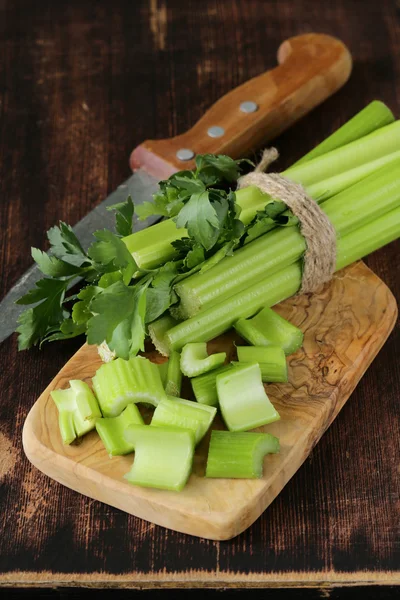 Gehakte groene selderij op een houten bord van keuken — Stockfoto