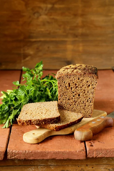 Traditional Russian rye bread on a wooden board — Stock Photo, Image