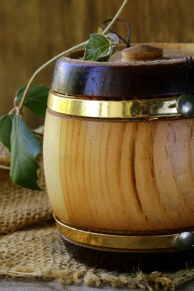 木製の背景上の製品のための木製の樽 — ストック写真
