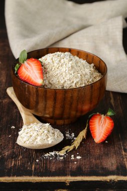 çilek ahşap bir tabloda, sağlıklı bir diyet ile organik yulaf gevreği