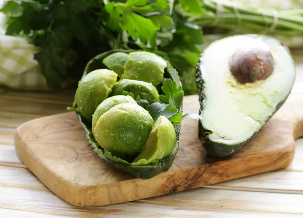 Ahşap tahta üzerinde taze avokado salatası — Stok fotoğraf