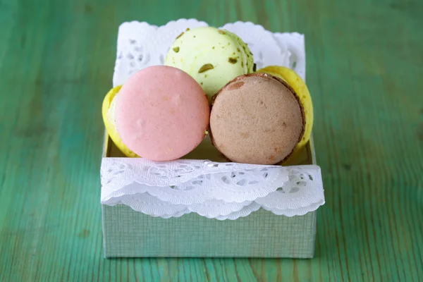 Macaron multicolori francesi biscotti su uno sfondo di legno vintage — Foto Stock
